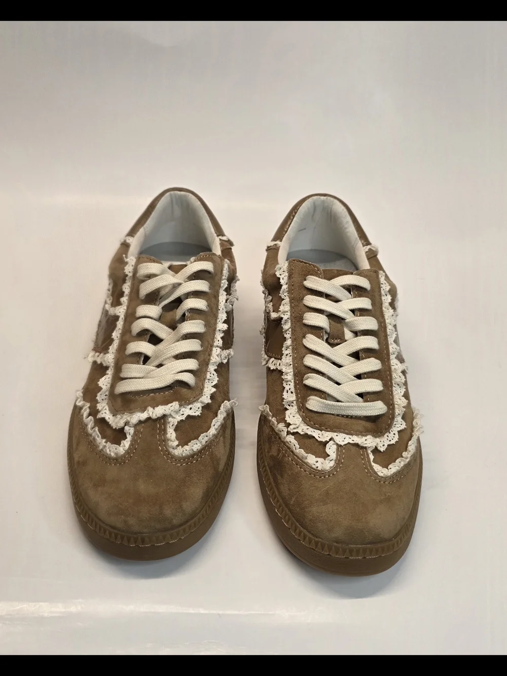 New Dolce Vita Tan Suede Low-Top Sneaker with White Lace Trim Women'sSize  9.5